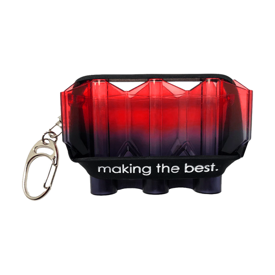 L-Style N9 Krystal Two Tone Flightcase - Red Eye Das Bild zeigt das Produkt "L-Style N9 Krystal Two Tone Flightcase - Red Eye". Es ist ein Flightcase in Rot-Schwarz mit einem Metallkarabiner und dem Schriftzug "making the best."