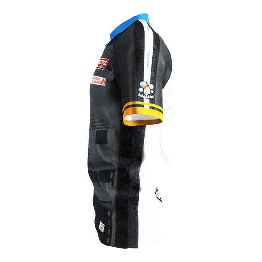 Maglietta da freccette Target Coolplay Chris Dobey 2025 Das Bild zeigt das "Target Coolplay Chris Dobey 2025 Dartshirt" aus seitlicher Ansicht. Das Shirt hat ein modernes Design mit schwarzen und weißen Bereichen sowie bunten Akzenten und Sponsorenlogos.