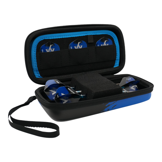 Custodia per freccette Bulls Orbis S Jermaine Wattimena Das Bild zeigt das Bulls Orbis S Jermaine Wattimena Dartcase, das geöffnet ist. Im Inneren befinden sich blaue Darts und mehrere Dartflights ordentlich verstaut.