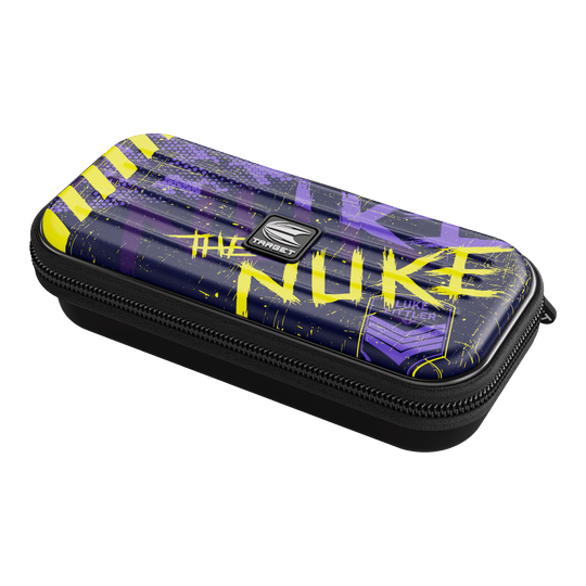 Custodia per freccette Target Takoma Luke Littler Das Bild zeigt das Dartcase "Target Takoma Luke Littler" in dunklem Design mit gelben und violetten Akzenten. Auf dem Etui steht auffällig das Wort "NUKE" sowie der Name "Luke Littler".