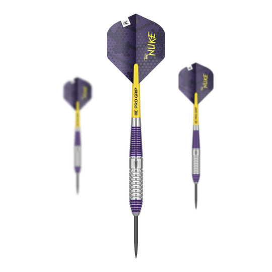 Freccette Target Luke Littler in ottone e acciaio - 22 g Das Bild zeigt drei Steeldarts mit violett-gelbem Design und der Aufschrift "THE NUKE" auf den Flights. Es handelt sich um das Produkt „Target Luke Littler Brass Steeldarts - 22g“.