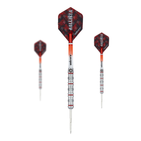 Unicorn Ballista Style 4 dardi in acciaio Das Bild zeigt drei Steeldarts des Produkts "Unicorn Ballista Style 4". Die Darts haben silberne Spitzen, rote Flights und einen silber-roten Schaft mit dem Schriftzug "Unicorn".