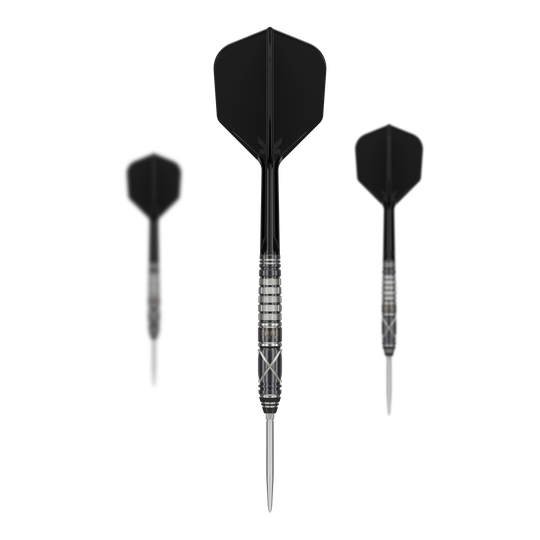 Freccette in acciaio Target Japan Black Marque Chaos 2 SP Das Bild zeigt drei schwarze Steeldarts des Produkts „Target Japan Black Marque Chaos 2 SP“. Die Darts haben silberne Spitzen und ein gerilltes Griffstück.