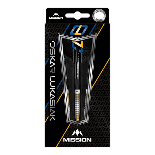 Freccette in acciaio Mission Oskar Lukasiak PVD oro nero - 22 g Die Abbildung zeigt die Steeldarts "Mission Oskar Lukasiak Black Gold PVD" mit einem Gewicht von 22g in ihrer Verpackung. Das Design ist schwarz-gold mit weißen und blauen Akzenten und dem Namen des Spielers auf der Vorderseite.