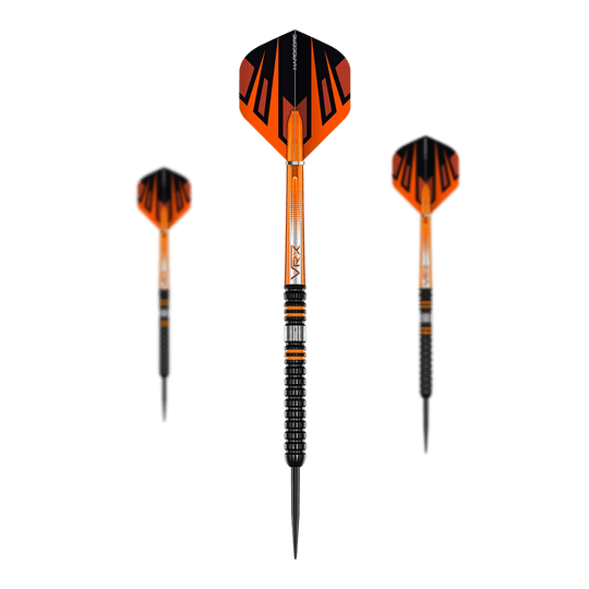 Freccette in acciaio Red Dragon Amberjack Pro 1 Das Bild zeigt drei Steeldarts des Produkts „Red Dragon Amberjack Pro 1“. Die Darts sind überwiegend schwarz und orange gestaltet und haben eine moderne, sportliche Optik.