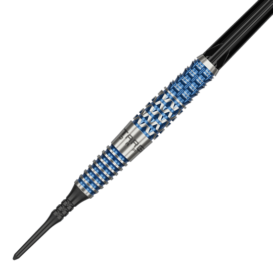 Target Japan Toru Suzuki Sereno GEN2 Freccette morbide - 20 g Dies ist ein Softdart namens "Target Japan Toru Suzuki Sereno GEN2 Softdarts - 20g". Der Dartpfeil hat ein silbernes und blaues Rillendesign mit schwarzen Elementen.