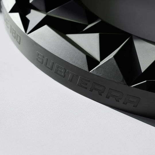 Bersaglio per freccette 3D Subterra di precisione a 180° - Grafite Das Precise 180 3D Dartboard Surround Subterra - Graphite ist auf dem Foto zu sehen. Diese Umrandung eignet sich ideal für Dartliebhaber.