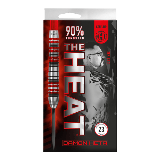Freccette in acciaio Damon Heta Series 3 di Harrow Die Verpackung zeigt die "Harrows Damon Heta Series 3 Steeldarts" mit einem markanten Design in Rot und Schwarz. Auf der Vorderseite sind Informationen wie 90% Tungsten und ein Bild von Damon Heta abgebildet.