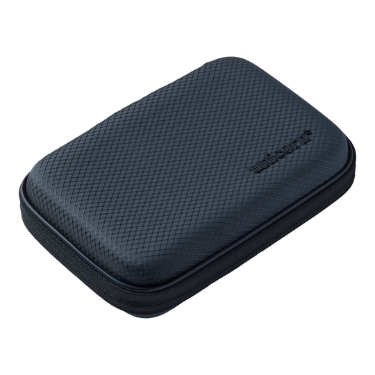 Custodia per freccette Unicorn Vanguard Medium - Grigio Abgebildet ist das Unicorn Vanguard Medium Dartcase in Grau. Es bietet ausreichend Platz für mittelgroßes Dartzubehör.