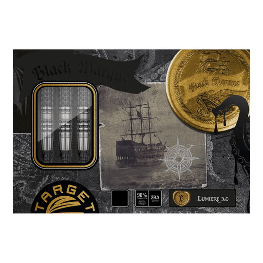 Target Japan Black Marque Lumiere GEN3 Freccette morbide - 18,5 g Die Abbildung zeigt die Verpackung der "Target Japan Black Marque Lumiere GEN3 Softdarts - 18,5g". Auf der Verpackung sind drei Dartpfeile, ein altes Segelschiff und ein goldener Münzmotiv zu sehen.