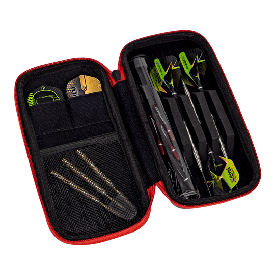 Portafoglio Smart Case Harrows Das Bild zeigt ein geöffnetes Dart-Case mit allerlei Zubehör. Auf der rechten Seite sind drei zusammengebaute Dartpfeile ordentlich verstaut.