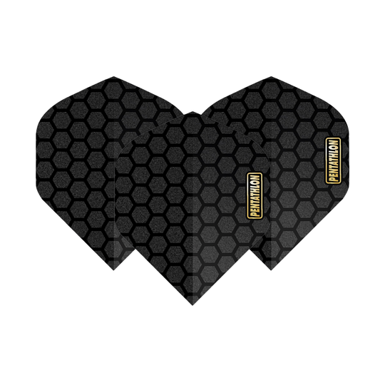 Voli Pentathlon RT Honeycomb Das Bild zeigt drei schwarze Dart-Flights mit Wabenmuster. Auf jedem Flight steht das Wort "Pentathlon" in einem gelben Rechteck.