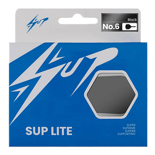 Sistema di albero di volo Caliburn SUP Lite No6 Die Abbildung zeigt die Verpackung des Produkts "Caliburn SUP Lite No6 Flight-Shaft-System". Die Verpackung ist überwiegend blau und weiß und enthält ein Sichtfenster, durch das das Produkt teilweise zu sehen ist.