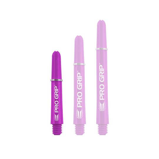 Target Pro Grip Shafts - 3 set - Viola Das Bild zeigt drei lilafarbene Dartschäfte mit der Aufschrift "PRO GRIP". Sie stehen nebeneinander und sind unterschiedlich lang.