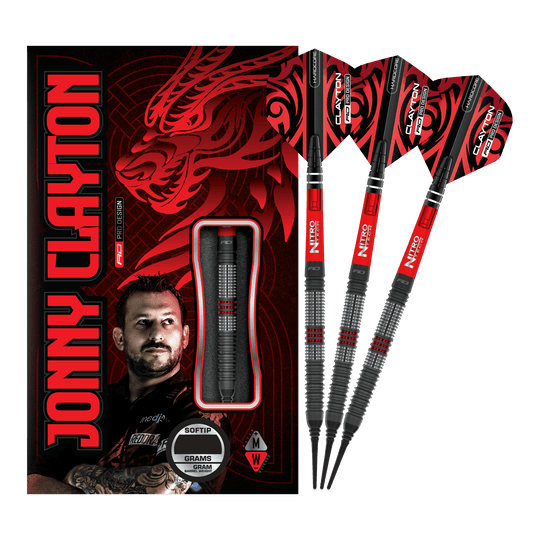 Freccette morbide Red Dragon Jonny Clayton Hiraeth - 20 g Das Bild zeigt das Produkt „Red Dragon Jonny Clayton Hiraeth Softdarts - 20g“ mit drei roten und schwarzen Softdarts neben der Verpackung. Auf der Verpackung ist ein Porträt von Jonny Clayton sowie ein roter Drachen zu sehen.