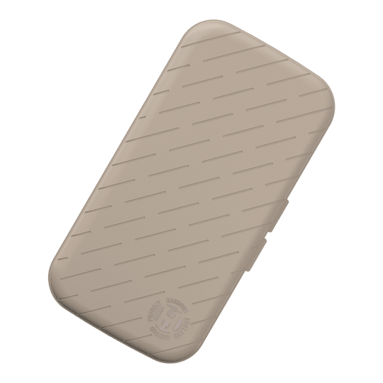 Custodia per freccette Harrows Slimcase Die Abbildung zeigt ein schlankes Dart-Etui in steingrauer Farbe. Die Oberfläche ist mit schrägen Linien und einem geprägten Logo verziert.