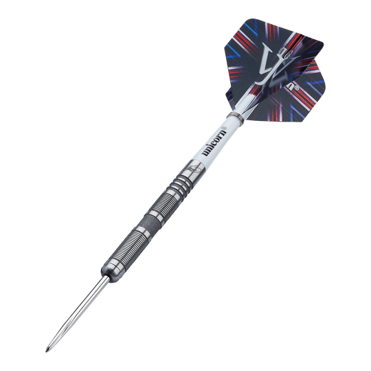 Auf dem Bild ist ein Steeldart der Marke Unicorn aus der James Wade The Machine Range Phase 4 zu sehen. Der Dart hat ein silbernes, geriffeltes Barrel und einen schwarz-blauen Flight mit auffälligem Muster.
