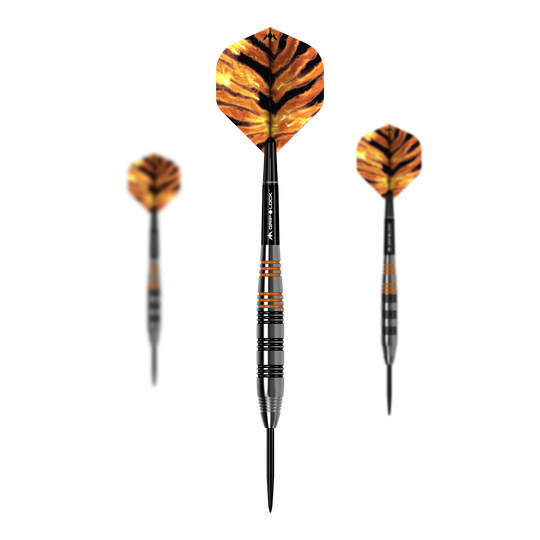 Freccette Mission Javan in ottone e acciaio - 22 g Das Bild zeigt drei Steeldarts des Modells "Mission Javan Brass Steeldarts - 22g". Die Flights haben ein auffälliges, orange-schwarzes Muster, das an Tigerstreifen erinnert.
