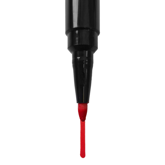 Segnaposto Auf dem Bild ist ein schwarzer Marker mit roter Spitze zu sehen. Die rote Farbe ist deutlich am unteren Ende des Markers sichtbar.