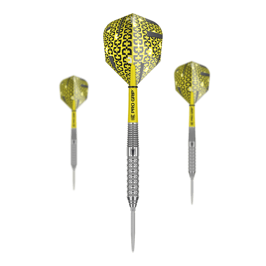 Freccette in acciaio Target Bolide 02 Swiss Point Das Bild zeigt drei Target Bolide 02 Swiss Point Steeldarts mit silbernem Schaft und gelb-schwarzem Flight. Die Darts haben den Aufdruck "PRO GRIP" auf dem Schaft.