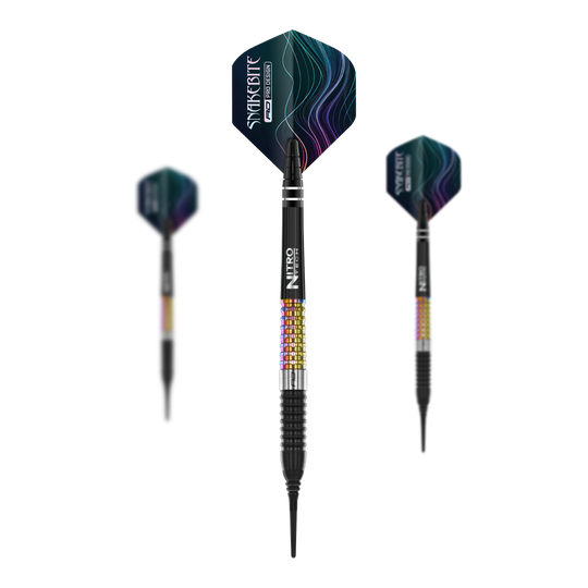 Freccette morbide Red Dragon Peter Wright Corra - 18 g Das Bild zeigt drei Softdarts des Modells „Red Dragon Peter Wright Corra Softdarts - 18g“. Die Darts haben bunte, strukturierte Griffe und schwarze Flights mit einem wellenförmigen Muster.