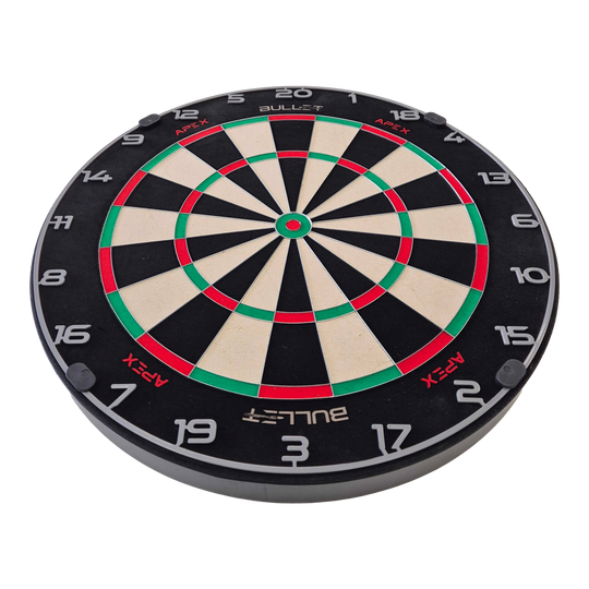 Bersaglio per freccette in acciaio Bullet Apex Bullet Apex Steeldartboard hängt an der Wand. Es ist eine Zielscheibe für Steeldarts.