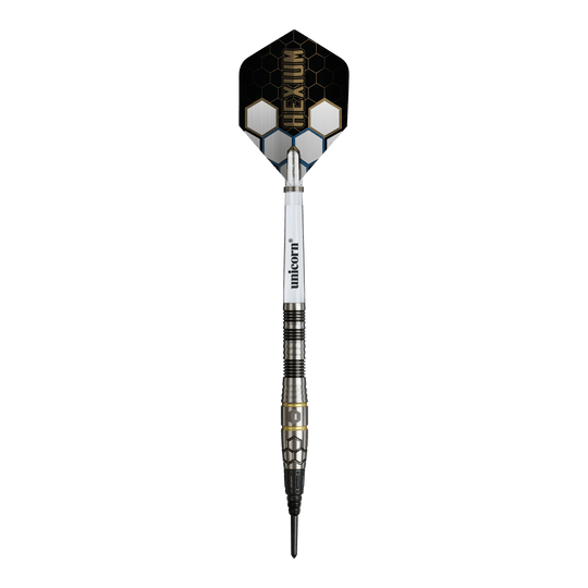 Freccette morbide Unicorn Hexium Style 01 nere e oro - 22 g Das Bild zeigt die Unicorn Hexium Style 01 Black & Gold Softdarts mit einem Gewicht von 22 Gramm. Die Darts zeichnen sich durch ihr schwarzes und goldenes Aussehen aus.
