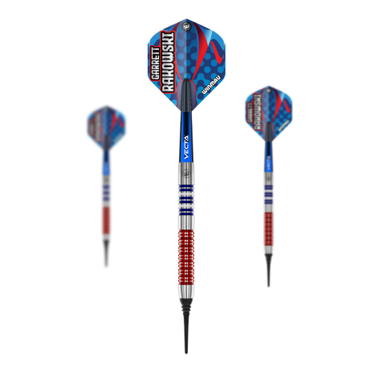 Freccette morbide Winmau Garrett Rakowski - 20g Das Bild zeigt drei Softdarts des Modells "Winmau Garrett Rakowski Softdarts - 20g". Die Darts haben ein auffälliges Design in Blau, Rot und Silber mit der Aufschrift "Garrett Rakowski" auf den Flights.