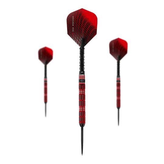 Freccette in acciaio Red Horizon Harrows Das Bild zeigt drei rote Steeldarts mit schwarzem und rotem Muster. Der mittlere Dart ist größer und im Vordergrund, während die anderen beiden im Hintergrund stehen.
