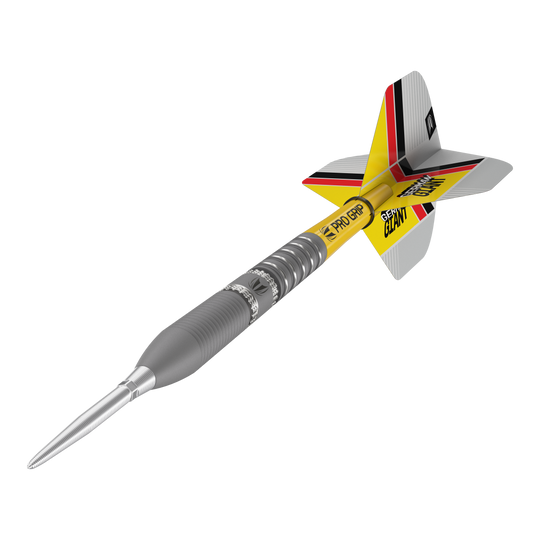 Freccette in acciaio Target Gabriel Clemens GEN2 Swiss Point Das Bild zeigt einen modernen Steeldartpfeil mit silberner Spitze und einem gelb-schwarzen Schaft. Die Flights sind mit roten, schwarzen und gelben Streifen verziert und tragen die Aufschrift "GERMAN GIANT".