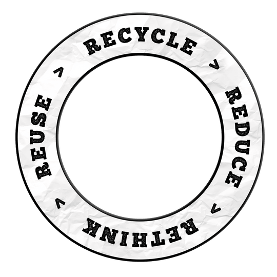 McDart Ricicla Riduci Ripensa Riutilizza Bersaglio per freccette Das Bild hat den Dateinamen 'DBS-RRRR1_Surround_Recyle_Reuse_Reduce_Rethink_Schwarz_2'. Es zeigt wahrscheinlich ein nachhaltiges Surround-Produkt in Schwarz.