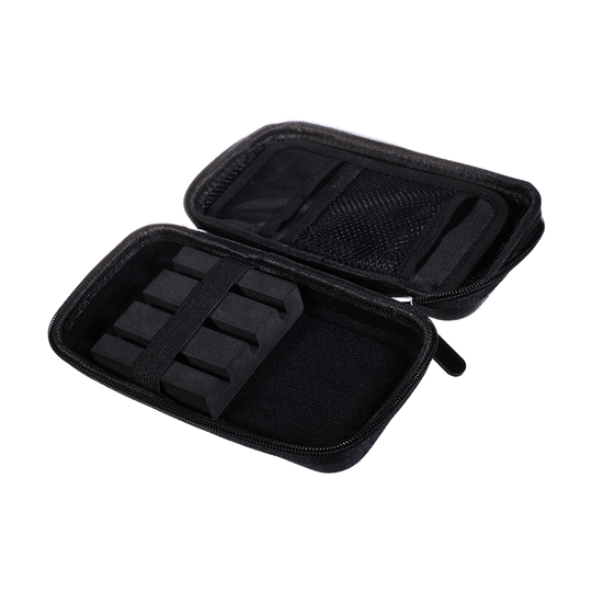 8334_Winmau_Blade6_Dartcase_2 Dies ist das Winmau Blade 6 Dartcase, das speziell für den sicheren Transport von Darts entwickelt wurde. Das Etui verfügt über Schaumstoffeinsätze und ein Netzfach zur praktischen Aufbewahrung von Zubehör.