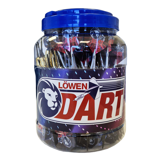 99 freccette Löwen con punta morbida - 18 g Das Bild zeigt ein großes Plastikgefäß mit einem blauen Deckel, das mit vielen Soft-Tip-Darts gefüllt ist. Auf dem Behälter steht die Aufschrift "Löwen Dart" und das Produkt heißt "99 Löwen Soft-Tip Darts - 18g".
