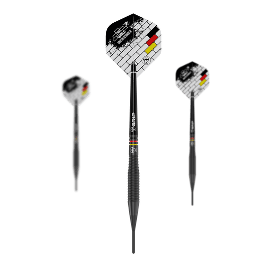 Bulls Martin Schindler The Wall freccette morbide in ottone nero - 18 g Auf dem Bild sind drei Softdarts des Modells „Bulls Martin Schindler The Wall Black Brass“ mit 18g zu sehen. Die Flights zeigen ein Ziegelmuster und die Farben der deutschen Flagge.