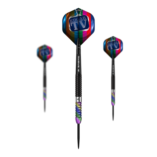 Missione Matt Edgar Steeldarts Das Bild zeigt drei Steeldarts des Produkts „Mission Matt Edgar Steeldarts“. Die Flights der Darts sind bunt und tragen den Aufdruck „Edgar TV“.