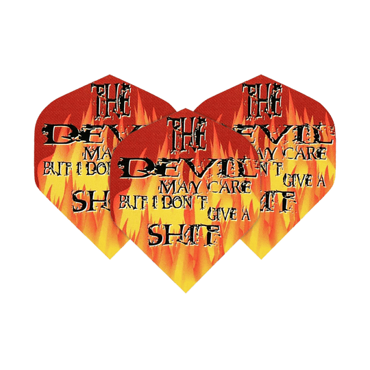 Voli di Pentathlon Il diavolo se ne frega Das Bild zeigt drei Dartflights mit Flammenmuster und auffälligem Schriftzug. Auf den Flights steht: "The Devil may care but I don't give a shit."