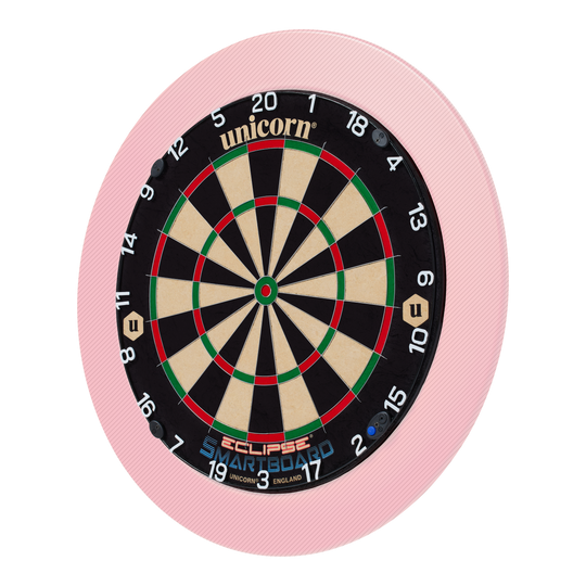 Bersaglio per freccette in acciaio Unicorn Eclipse Smartboard Das Bild zeigt eine Unicorn Eclipse Smartboard Steeldartscheibe mit einem pinken Schutzring. Die Dartscheibe hat klare Zahlen und farbige Segmente für das Dartspiel.