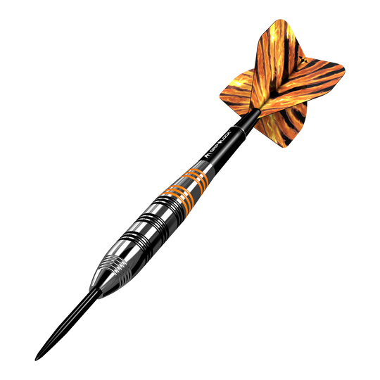 Freccette Mission Javan in ottone e acciaio - 22 g Das Bild zeigt einen Mission Javan Brass Steeldart mit einem Gewicht von 22 Gramm. Der Dart hat ein schwarz-silbernes Design mit orangefarbenen Akzenten und auffällig gemusterten Flights.