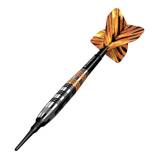 Freccette morbide Mission Javan Brass - 18 g Das Bild zeigt einen Softdart namens "Mission Javan Brass Softdarts - 18g". Der Dartpfeil hat ein gestreiftes Design in Schwarz, Silber und Orange mit einer auffälligen, gemusterten Flugfeder.
