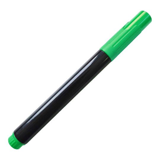 Segnaposto Auf dem Bild ist ein schwarzer Whiteboard-Marker mit grüner Kappe zu sehen. Der Marker hat zudem ein grünes Ende.