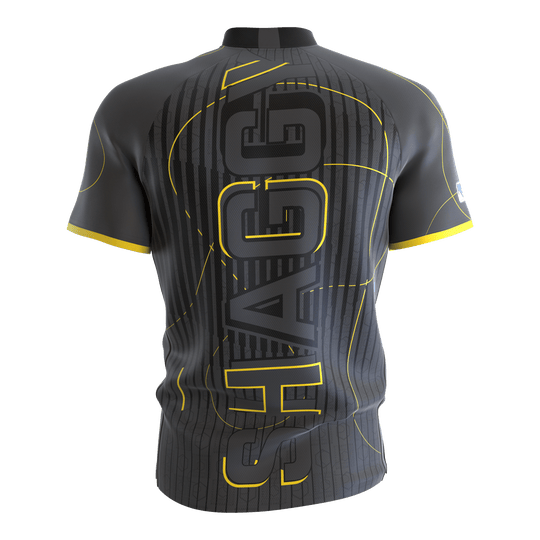 Maglietta Target Coolplay Collarless Scott Williams con freccette Das Bild zeigt das Target Coolplay Collarless Scott Williams Dartshirt von hinten. Das Shirt ist grau mit gelben Akzenten und dem großen Schriftzug "SHAGGY" auf dem Rücken.