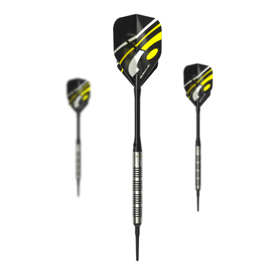 Dardi morbidi McDart 85 Tungsten V17 - 16,5 g Auf dem Bild sind drei Softdarts des Modells "McDart 85er Tungsten V17" mit einem Gewicht von 16,5g zu sehen. Die Darts haben schwarze Flights mit gelben und weißen Akzenten sowie silberne, gerillte Barrels.