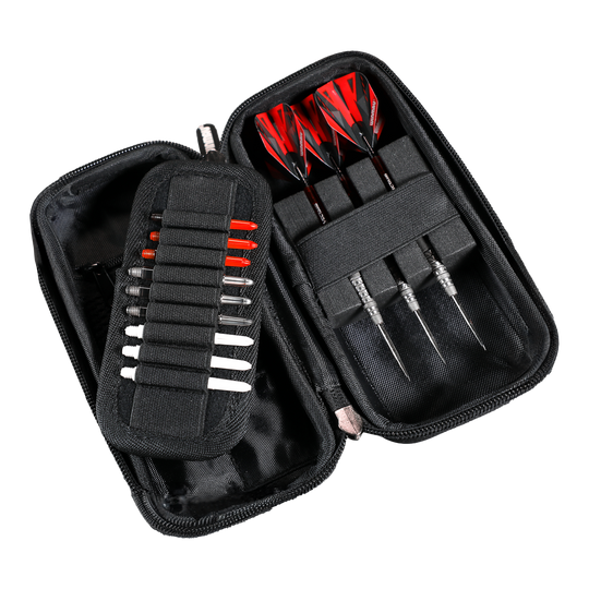 Portafoglio per freccette Winmau Armor G1 In diesem Bild ist ein offenes Dart-Etui zu sehen. Es enthält drei zusammengebaute Darts und mehrere Ersatzteile wie Spitzen und Flights.