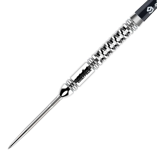 Freccette in acciaio Caliburn Wolfpack W1 - 23 g Das Bild zeigt einen Caliburn Wolfpack W1 Steeldart mit einem Gewicht von 23,5g. Der Dart hat ein silbernes, geriffeltes Design und ist mit dem Schriftzug "WOLFPACK" versehen.