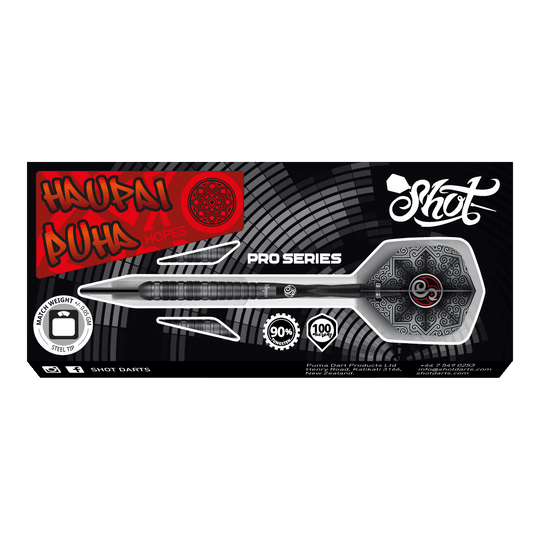 Shot Pro-Series Haupai Puha 2 freccette in acciaio - 24 g Das Bild zeigt die Verpackung der Shot Pro-Series Haupai Puha 2 Steeldarts mit 24g Gewicht. Die Verpackung ist schwarz mit auffälligen roten und weißen Designelementen sowie einem großen Bild eines Steeldarts.