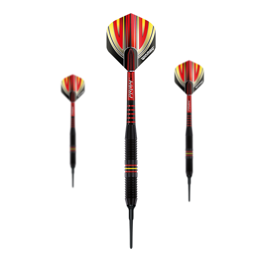Winmau Outrage V1 Softdarts in ottone rivestito nero - 18g Das Bild zeigt drei Winmau Outrage V1 Black Coated Brass Softdarts mit einem Gewicht von 18g. Die Pfeile haben ein schwarzes Barrel und auffällige Flights in Rot, Gelb und Schwarz.