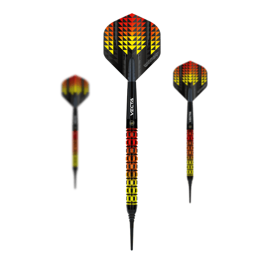 Freccette morbide parallele Winmau Firestorm Flame - 20 g Das Bild zeigt drei Winmau Firestorm Flame Parallel Softdarts mit einem Gewicht von 20g. Die Darts haben ein auffälliges Design in Gelb, Rot und Schwarz mit einem flammenähnlichen Muster.
