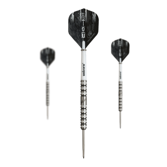 Unicorno Callan Rydz The Riot Phase 2 freccette in acciaio Das Bild zeigt drei Steeldarts des Produkts „Unicorn Callan Rydz The Riot Phase 2“. Die Darts haben silberne Spitzen, weiße Schäfte und schwarze Flights mit Aufschrift.