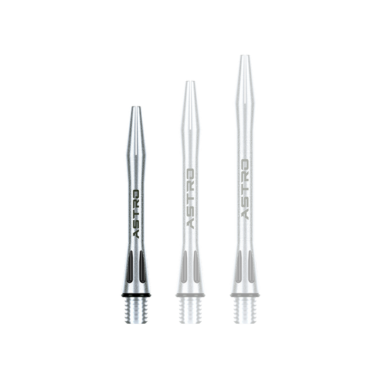 7012-101_Winmau_Astro_Aluminium_Shafts_Schwarz_35mm_1KbjTp4F230D6y Das Bild zeigt drei silberne Winmau Astro Aluminium Shafts in verschiedenen Längen. Auf den Schäften steht das Wort "ASTRO" und sie haben schwarze Details an der Unterseite.