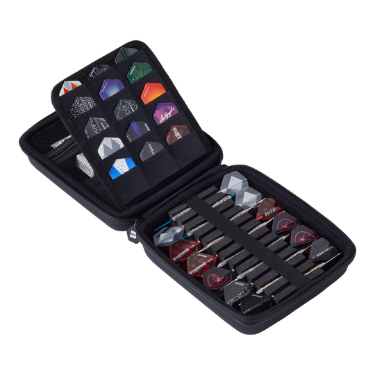 Custodia per freccette grande Unicorn Ultra 3UP - Nera Das Bild zeigt das "Unicorn Ultra 3UP Large Dartcase - Schwarz" mit geöffnetem Reißverschluss. Im Inneren sind mehrere Dartpfeile und Flights ordentlich in speziellen Fächern und Taschen einsortiert.